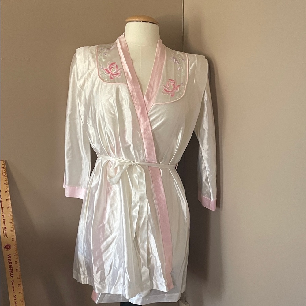 Lorraine be 90 ‘s Elegant White and Pink Women's Robe
